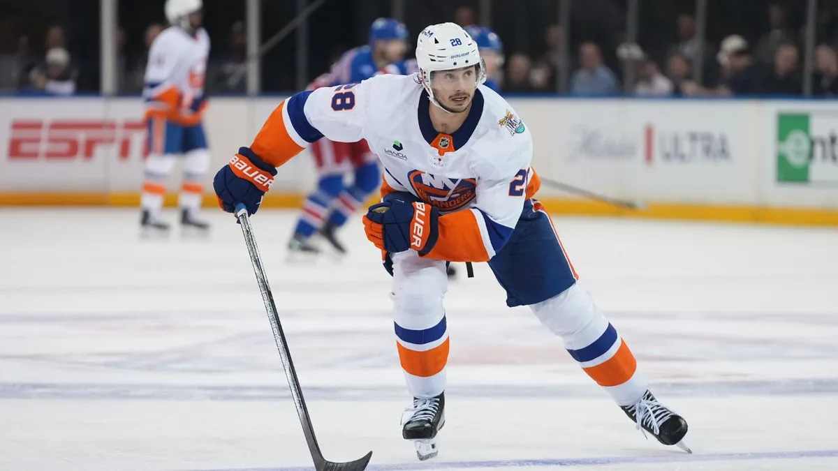Islanders' Alexander Romanov Out 6-8 Months With Torn ACL